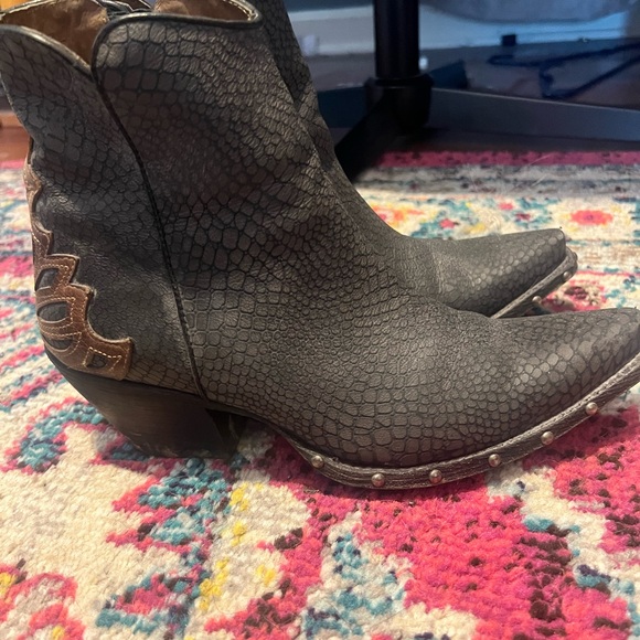 ARIAT Fenix ankle boot size 9.5. Worn less than 5 times. - Picture 3 of 6